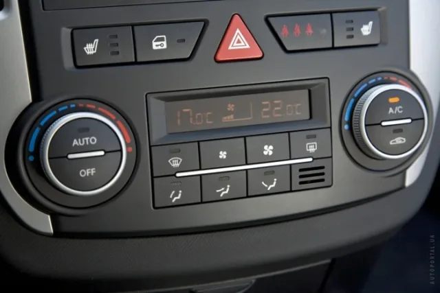 KIA Cee'd 2010 хетчбек — 21