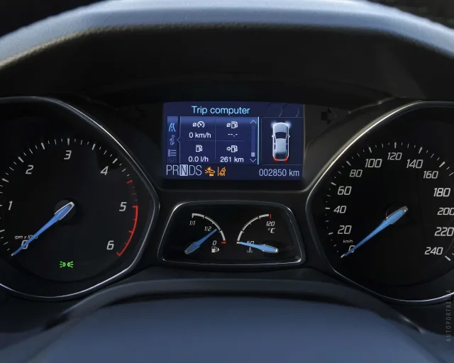 Ford Focus III 2013 sedan — 4