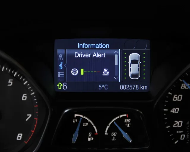 Ford Focus III 2013 sedan — 3
