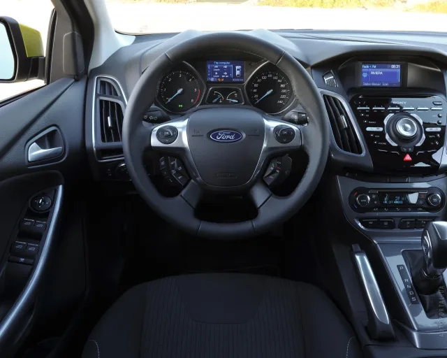 Ford Focus III 2013 sedan — 11