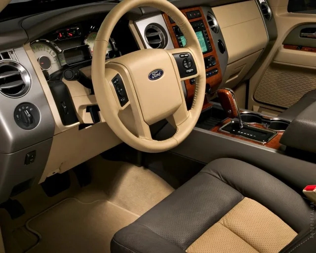 Ford Expedition позашляховик — 5