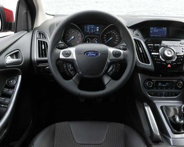 Ford Focus III 2013 sedan — 5