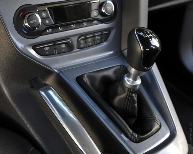 Ford Focus III 2013 sedan — 13
