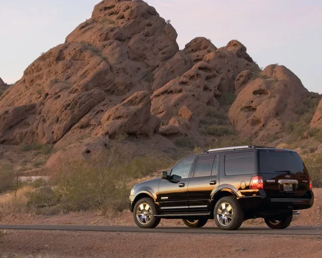Ford Expedition позашляховик — 23