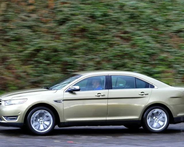 Ford Taurus седан — 11