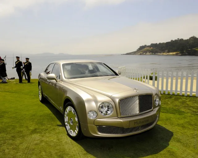 Bentley Mulsanne 2009 седан — 11