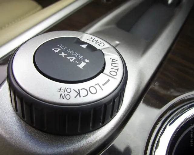 Nissan Pathfinder позашляховик — 8