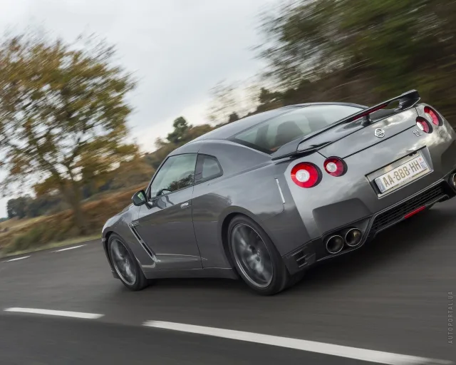 Nissan GT-R 2013 coupe — 8
