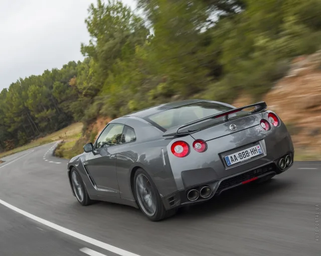 Nissan GT-R 2013 coupe — 14