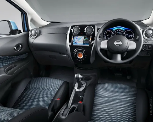 Nissan Note 2012 5-дверний хетчбек — 2