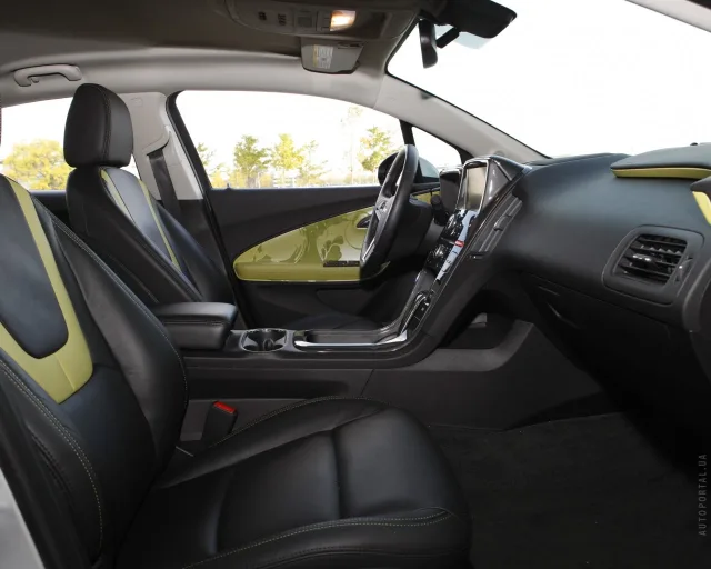Chevrolet Volt хетчбек — 8