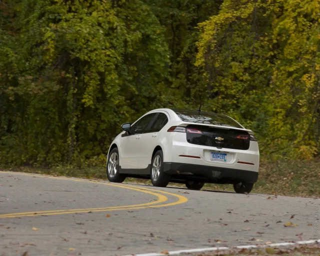 Chevrolet Volt хетчбек — 24