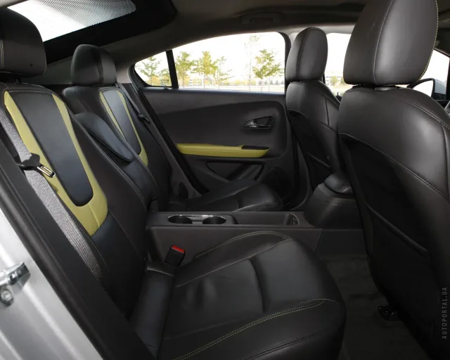 Chevrolet Volt хетчбек — 13