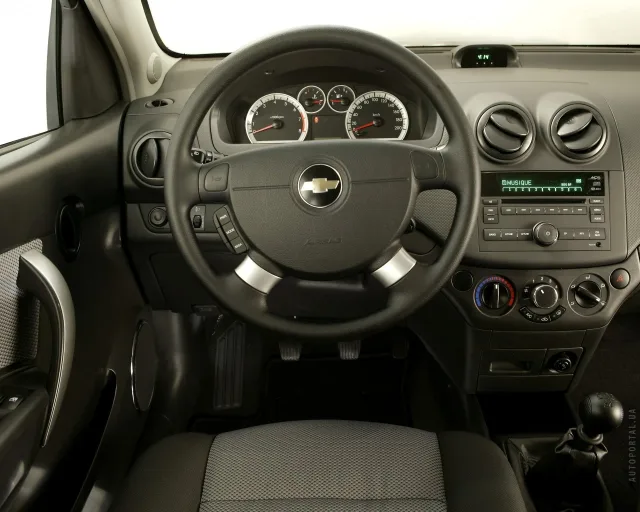 Chevrolet Aveo 3-дверний хетчбек — 2