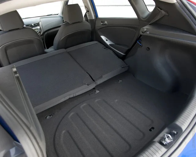 Hyundai Accent 2011 хетчбек — 3