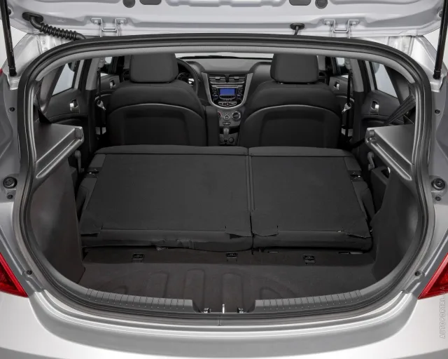 Hyundai Accent 2011 хетчбек — 10
