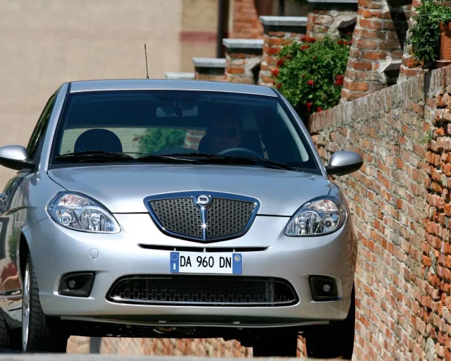 Lancia Ypsilon hatchback — 5