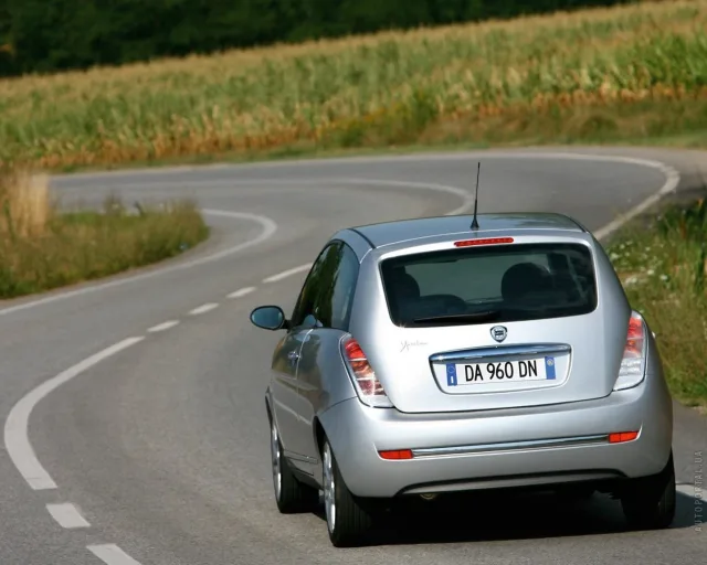 Lancia Ypsilon hatchback — 13