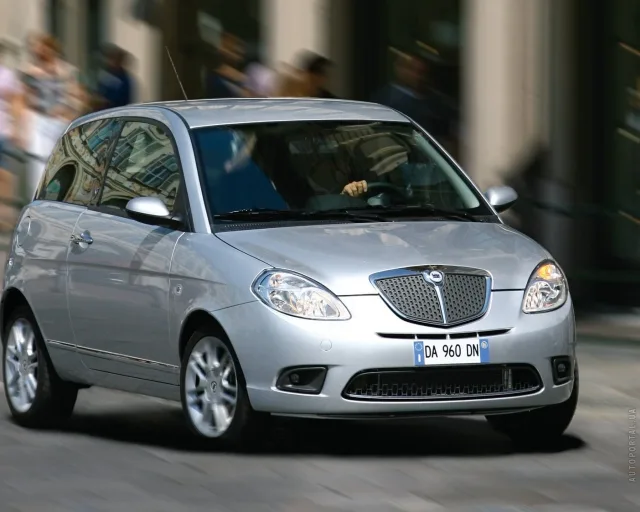 Lancia Ypsilon hatchback — 12
