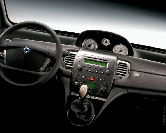 Lancia Ypsilon hatchback — 2