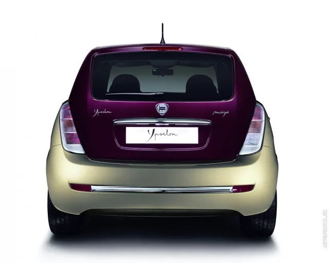 Lancia Ypsilon hatchback — 10