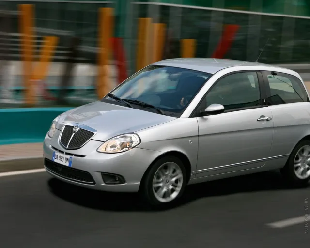 Lancia Ypsilon hatchback — 18
