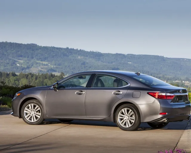 Lexus ES 2012 sedan — 16