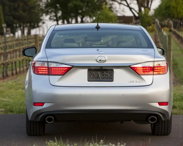 Lexus ES 2012 sedan — 24