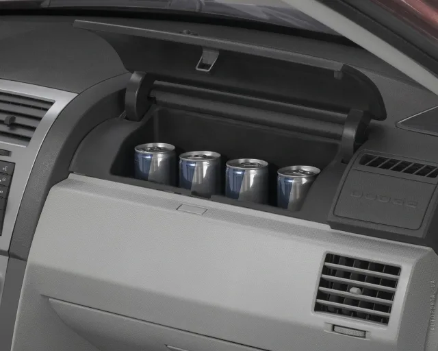 Dodge Avenger sedan — 5
