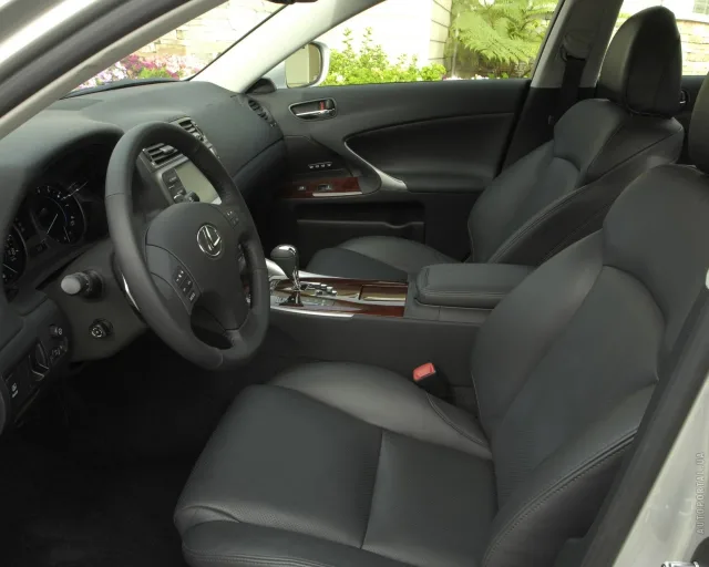 Lexus IS 2005 седан — 13