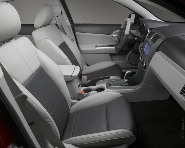 Dodge Avenger sedan — 4