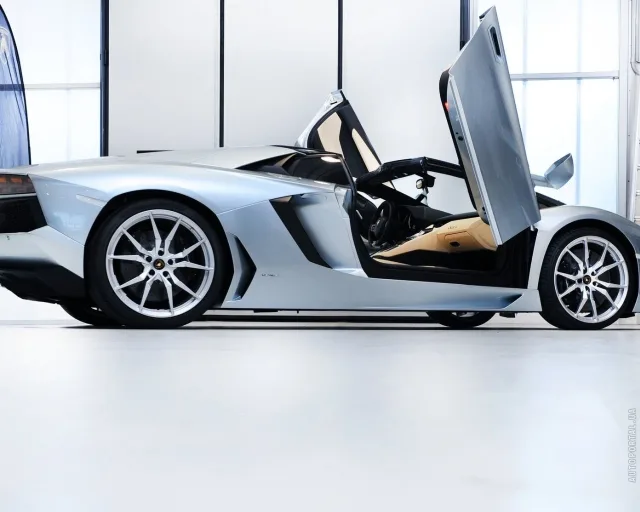 Lamborghini Aventador LP700-4 Roadster coupe convertible — 10
