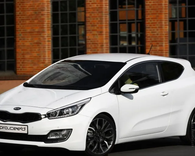 KIA pro cee'd 2012 3-дверний хетчбек — 6