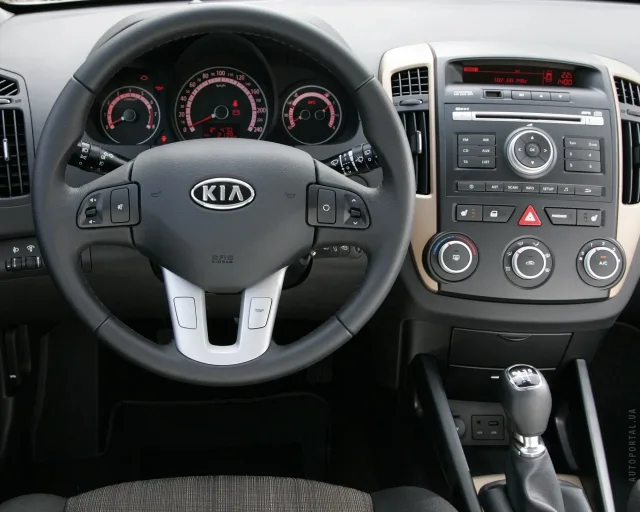 KIA Cee'd 2010 хетчбек — 10