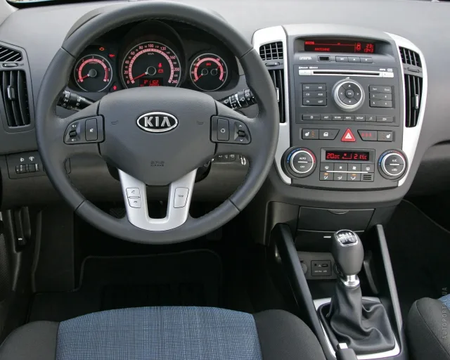 KIA Cee'd 2010 хетчбек — 20