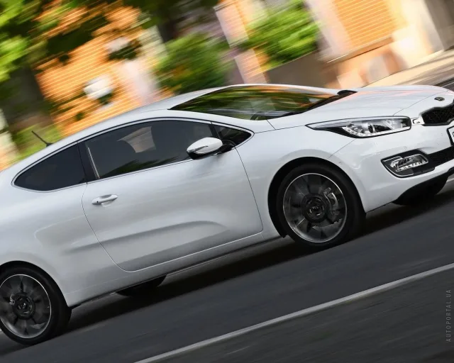 KIA pro cee'd 2012 3-дверний хетчбек — 5
