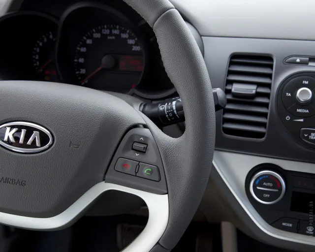 KIA Picanto 2011 хетчбек — 2
