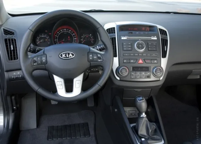 KIA Cee'd 2010 хетчбек — 9