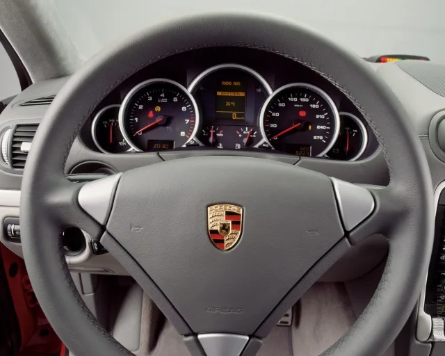Porsche Cayenne 2002 кросовер — 8