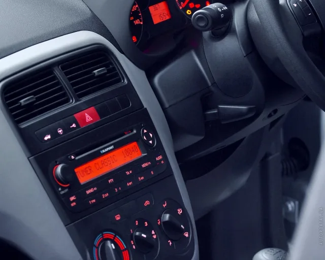 Fiat Grande Punto 5dr hatchback — 4