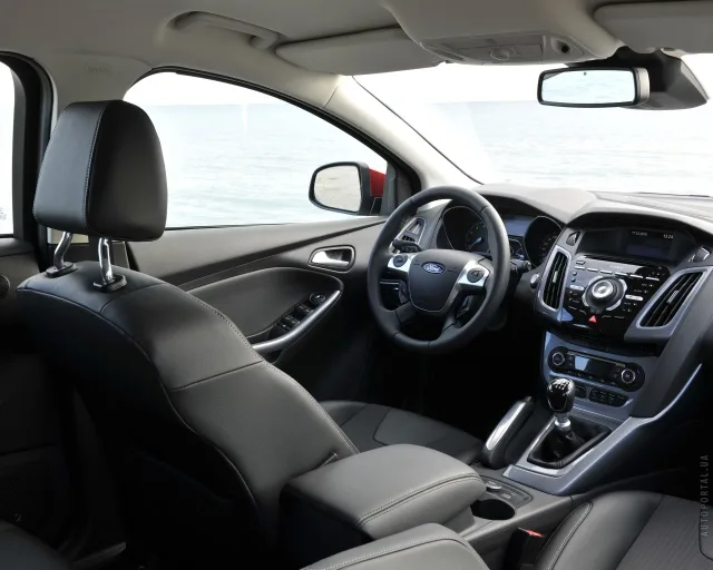 Ford Focus III 2013 sedan — 7