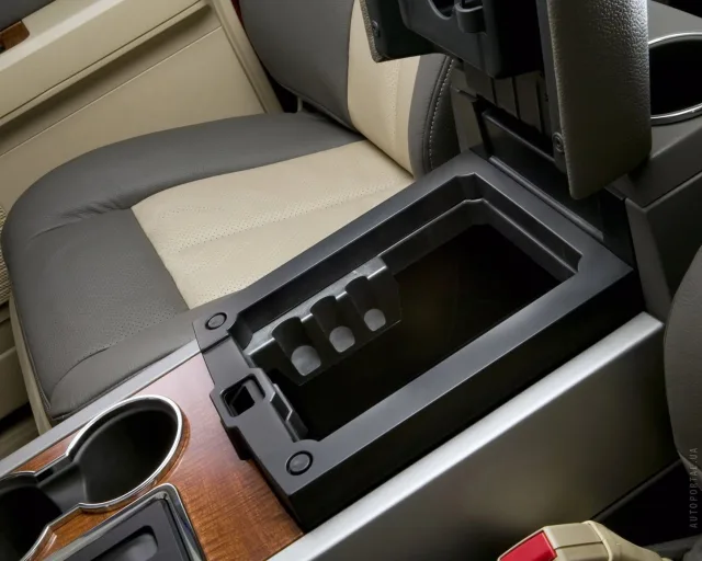 Ford Expedition позашляховик — 9