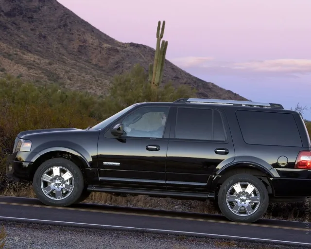 Ford Expedition позашляховик — 17