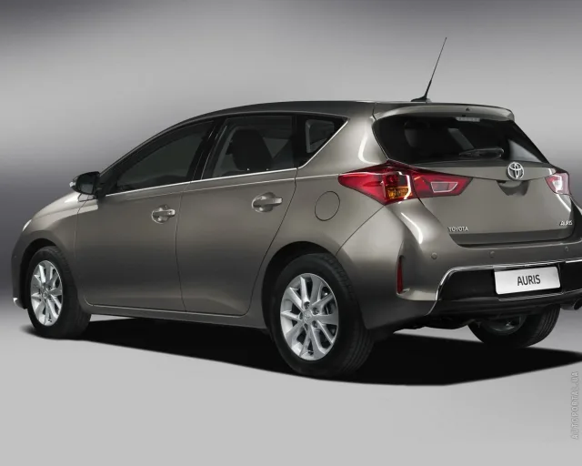 Toyota Auris 2013 хетчбек — 6