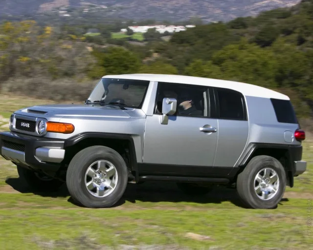 Toyota FJ Cruiser SUV — 20