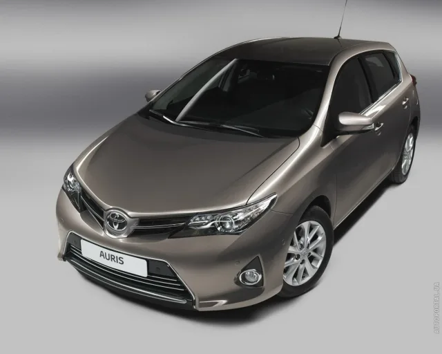 Toyota Auris 2013 хетчбек — 7
