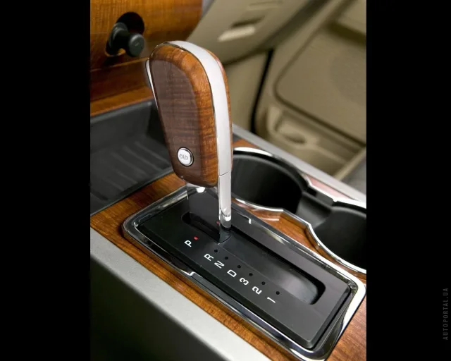 Ford Expedition позашляховик — 8