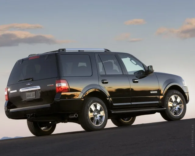 Ford Expedition позашляховик — 16