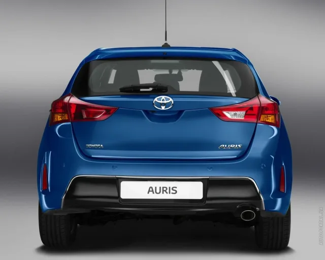 Toyota Auris 2013 хетчбек — 8