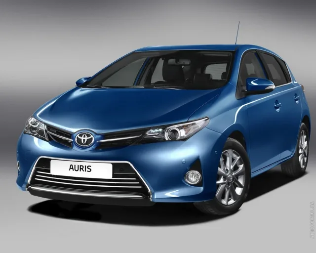 Toyota Auris 2013 хетчбек — 5